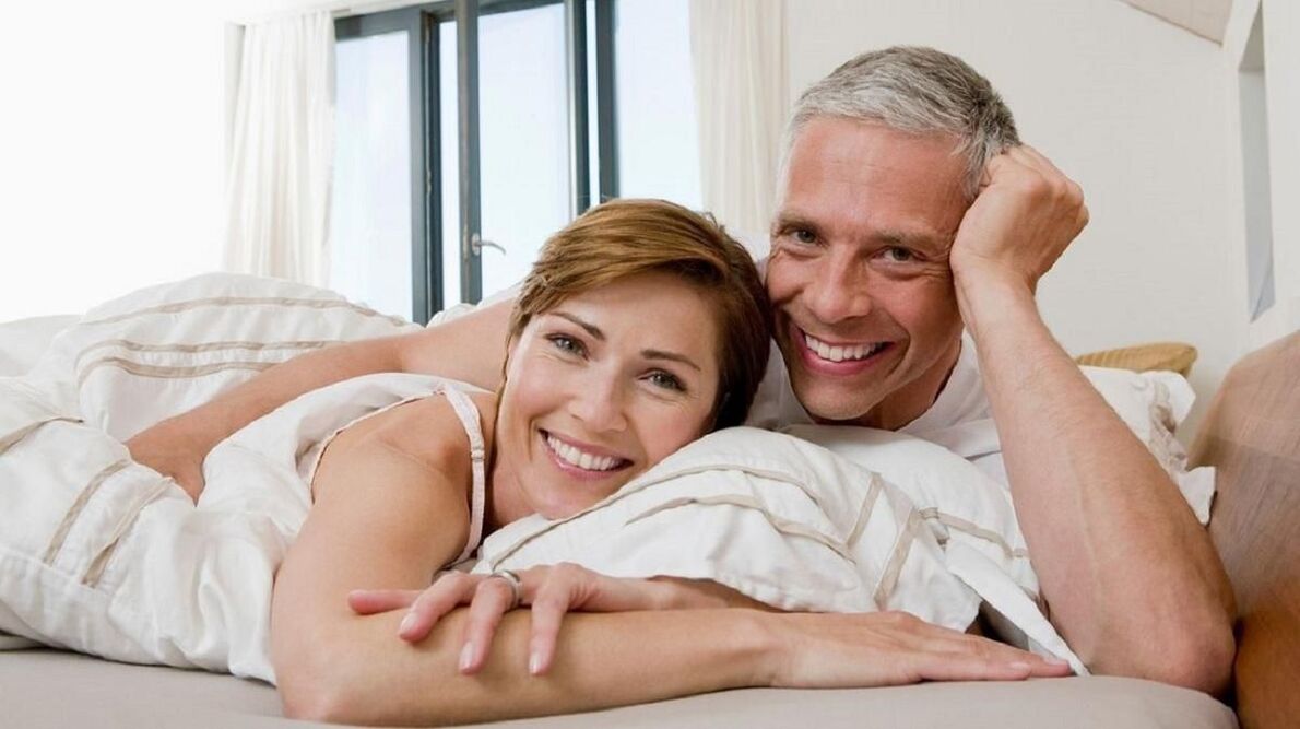 glécklech bestuet Koppel am Bett